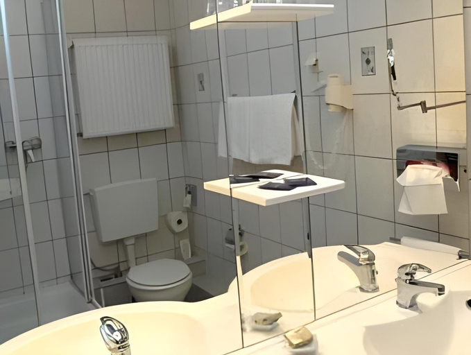 Bathroom 3, Hotel-Restaurant zum Roeddenberg, Osterode am Harz