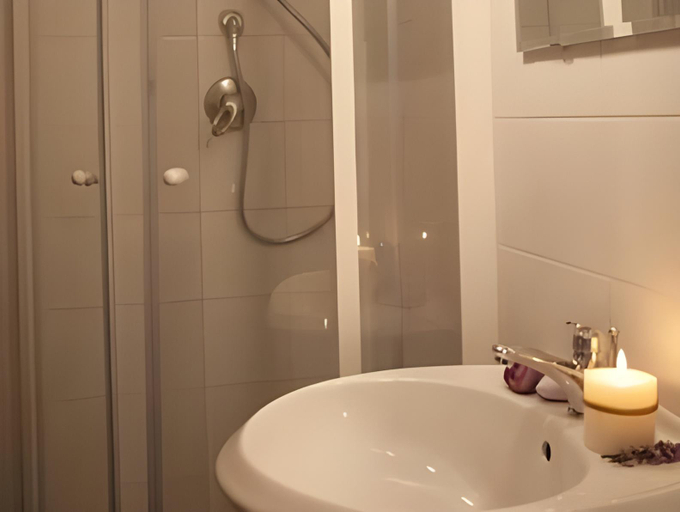 Bathroom 3, La Colonna Historic Centre, Lucca