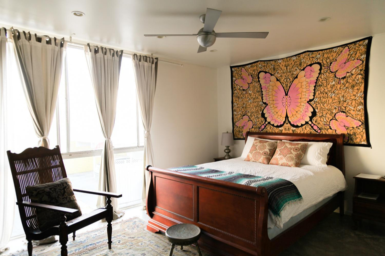 Others 3, Ocean Front Vortex Female Hostel private rooms Free bikes, Los Angeles