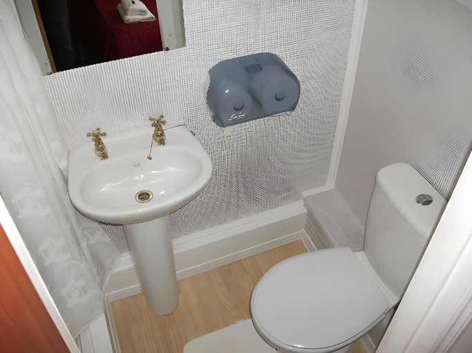 Bathroom 4, Nithsdale Hotel, Dumfries and Galloway