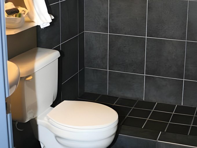 Bathroom 4, Hilltop Inn - Salmon Arm, Columbia-Shuswap