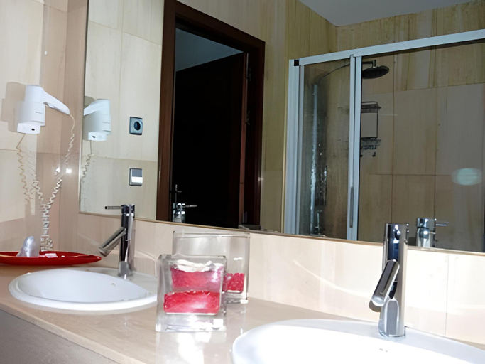 Bathroom 4, Hotel Santa Barbara, Teruel