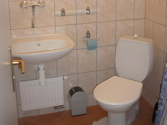 Bathroom 2, Aaron, Praha 7