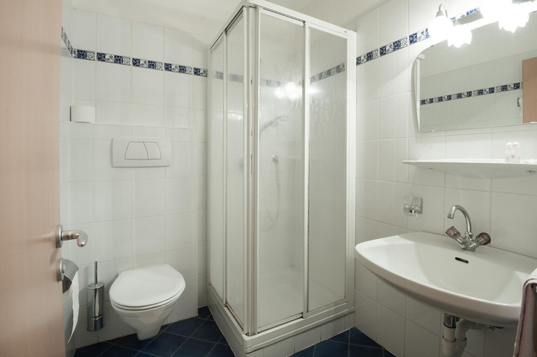 Bathroom 2, Hotel Restaurant Putzer, Bolzano