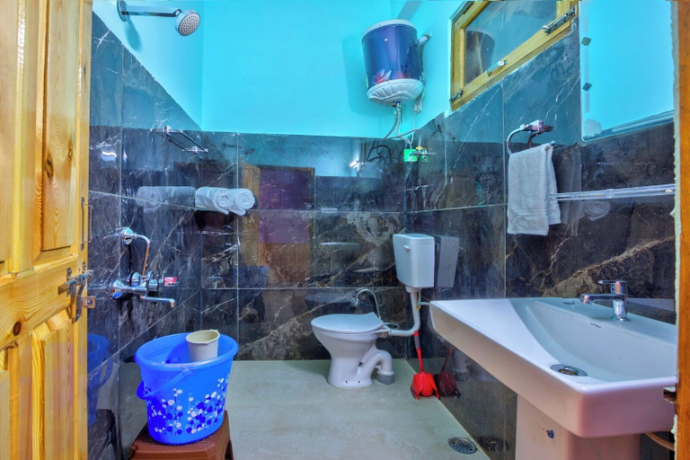 Bathroom, Tirthan Height - Facing toward Snow View, Kullu