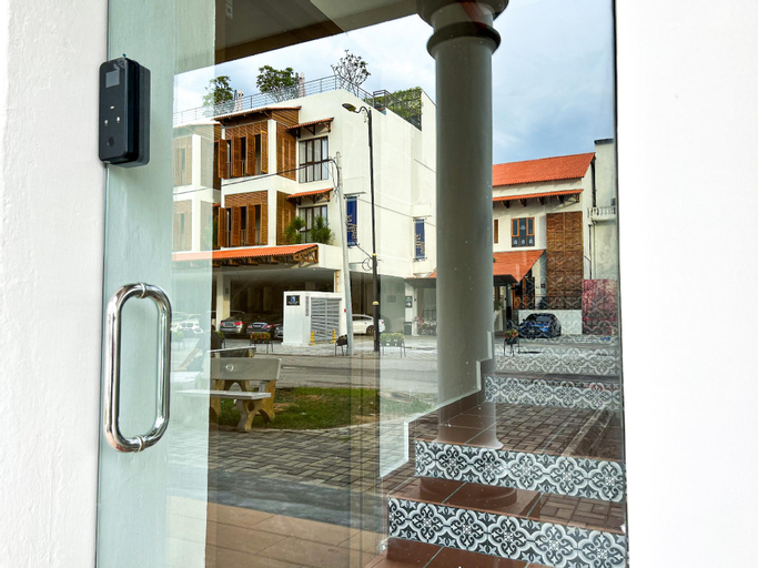 Exterior & Views