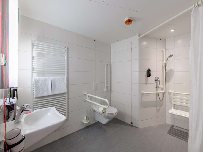 Bathroom 4, ibis Berlin Hauptbahnhof, Berlin
