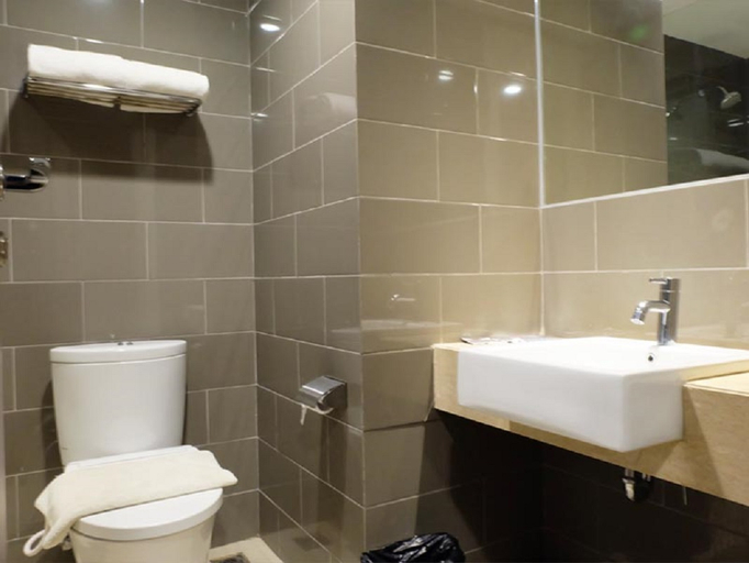 Bathroom 5, Expressia Hotel Makassar, Makassar