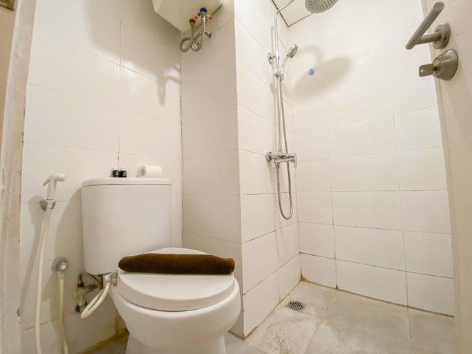 Bathroom 5, Comfy Studio Apartment Candiland Semarang By Travelio, Semarang