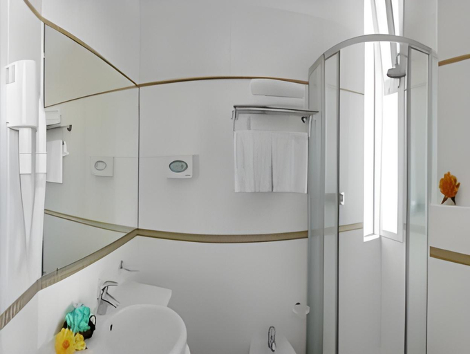 Bathroom 5, Hotel Acapulco, Rimini
