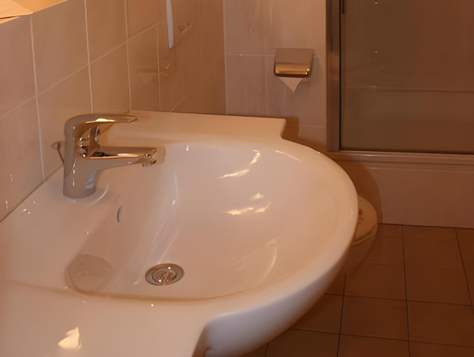 Bathroom 3, LandHotel Lonskrug, Holzminden
