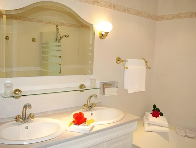 Bathroom 2, Manoir De Kertalg, Finistère