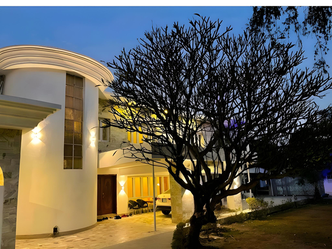 Exterior & Views