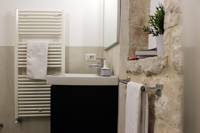 Bathroom 5, Albertario, Bari