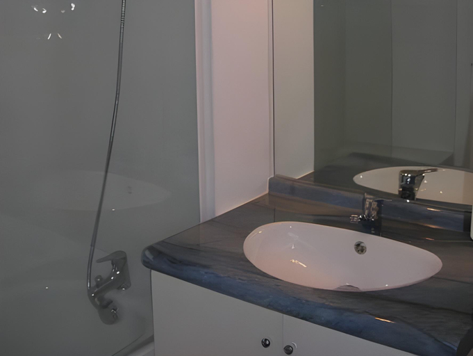 Bathroom 3, Residence Odalys Le Hameau du Moulin, Dordogne