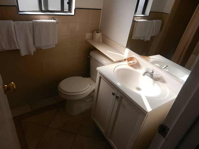 Bathroom 3, Whittier Travel Inn, Los Angeles