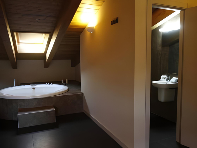Bathroom, Spa Aguas de los Mallos, Zaragoza