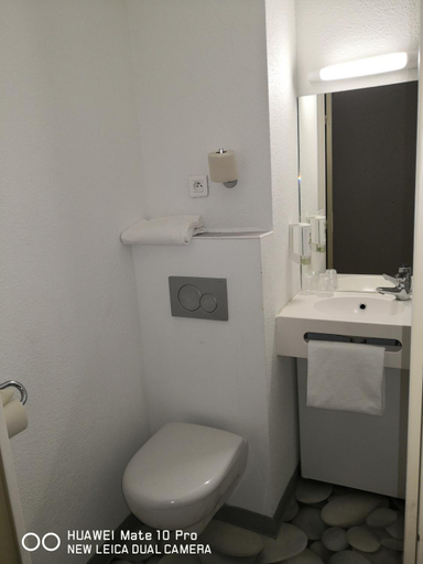 Bathroom, ibis budget Cergy Saint-Christophe, Val-d'Oise
