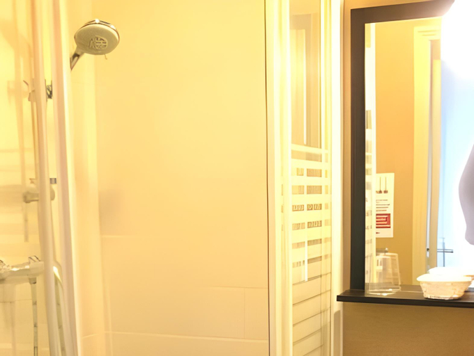 Bathroom 3, Hotel Mille et une Feuilles, Nièvre
