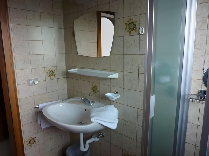 Bathroom 3, Garni Rebhof, Bolzano