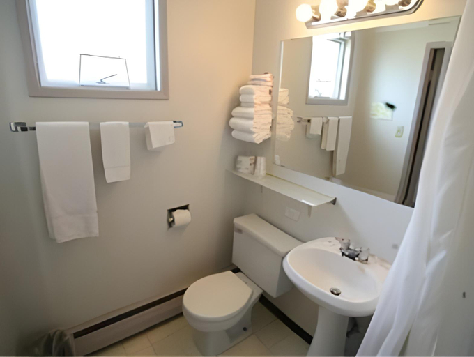 Bathroom 2, Alpine Inn & Suites, Columbia-Shuswap