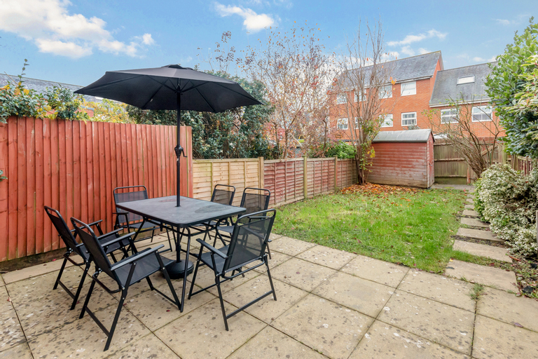 Others 2, Redhill,Sleeps9, Parking,17mins LGW 30 to London, Surrey