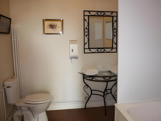 Bathroom 4, Hotel La Croix De Vernuche, Nièvre