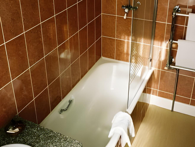 Bathroom 3, The Royal George Hotel, Perthshire and Kinross