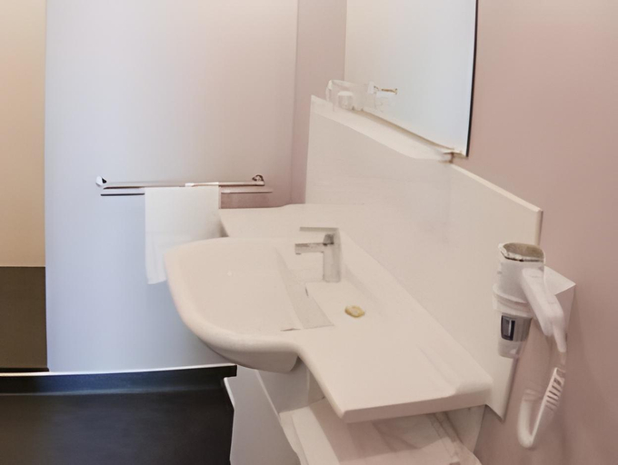 Bathroom 4, Hotel & Restaurant - Le Manoir des Cedres - piscine exterieure et climatisation, Dordogne