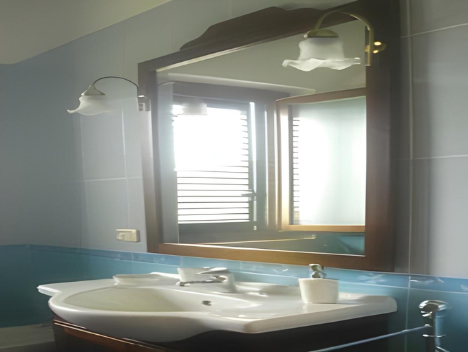 Bathroom 1, Villa Le Torrette, Salerno