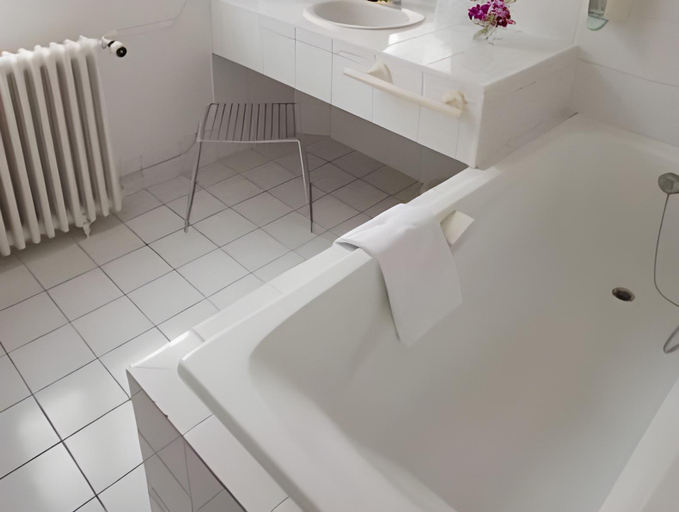 Bathroom 4, Hotel Suisse, Bas-Rhin