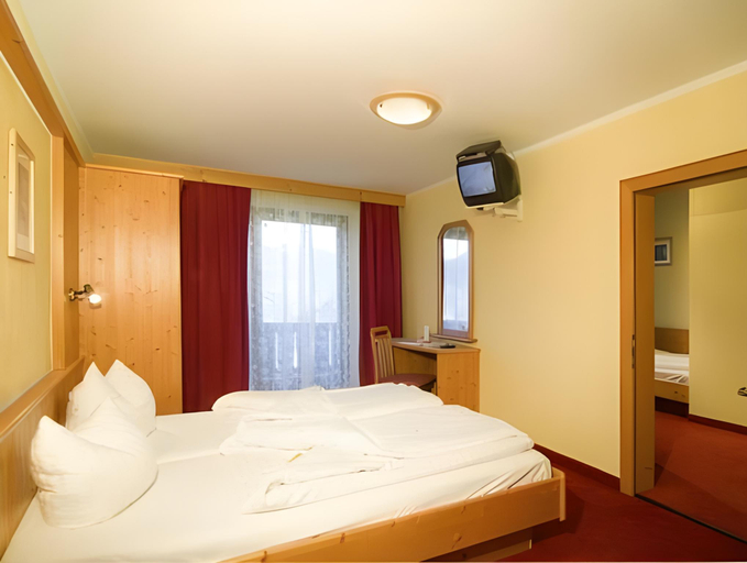 Bedroom 2, Der Dolomitenhof - Tristach, Lienz