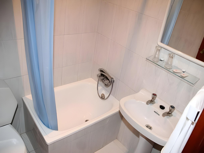 Bathroom, Hostal Mediterraneo, Málaga