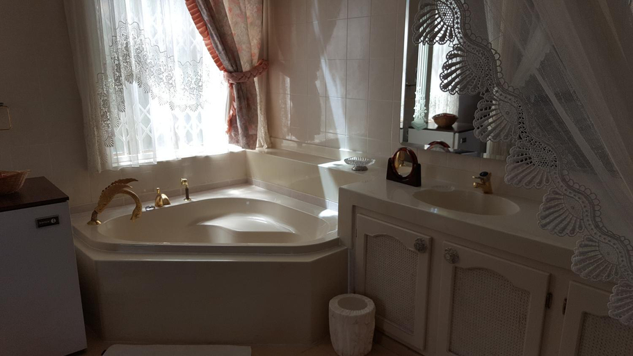 Bedroom 3, Bokmakierie Country Lodge, Uthukela