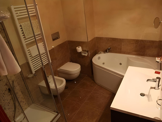 Bathroom 3, Al Boschetto, Frosinone