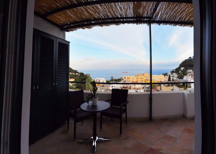 Others 5, Casa Costanza, Napoli