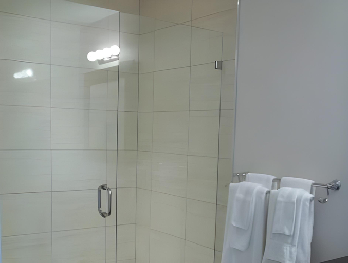 Bathroom 2, Bayshore Waterfront Inn, Alberni-Clayoquot