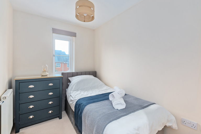 Bedroom 4, Redhill,Sleeps9, Parking,17mins LGW 30 to London, Surrey