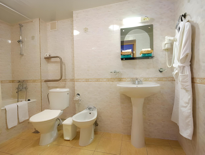Bathroom 2, Hotel Ural, Perm' gorsovet