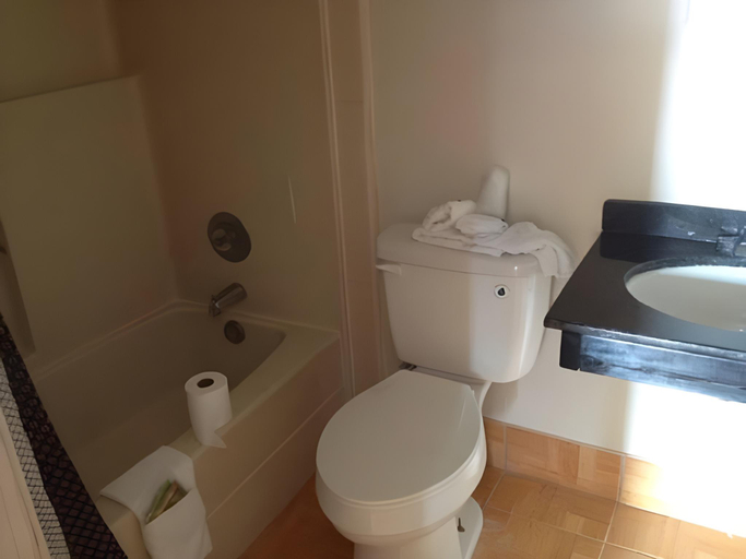 Bathroom 2, Executive Inn Laguna Vista, Cameron