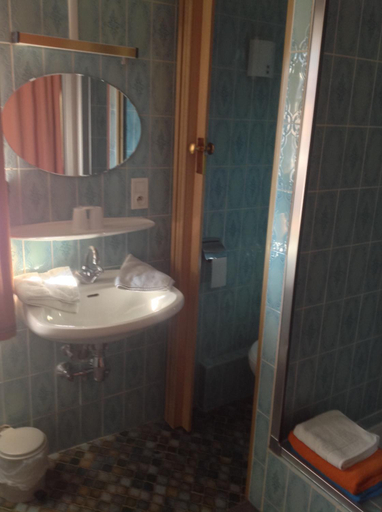 Bathroom 3, Hotel Restaurant Zum Schnogaloch, Bas-Rhin