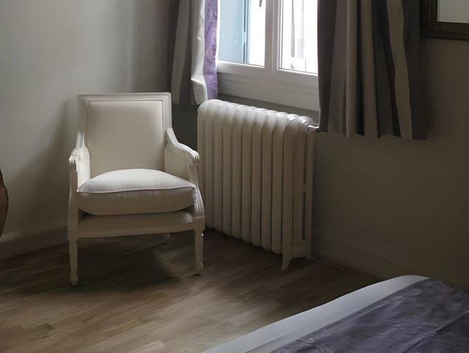Bedroom 3, Hotel l'Amphitheatre, Gard