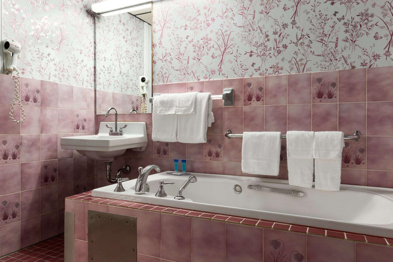 Bathroom 4, Travelodge by Wyndham Baie-Comeau, Manicouagan