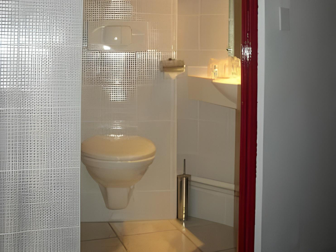 Bathroom 3, Brit Hotel Essentiel Sete / Balaruc, Hérault