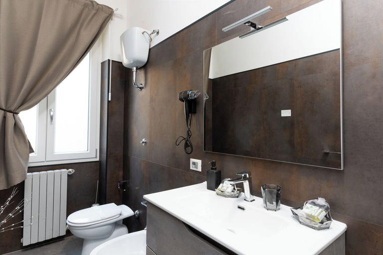 Bathroom 5, Urban Beach, Chieti
