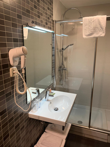 Bathroom 3, Hostal Falfes, Madrid