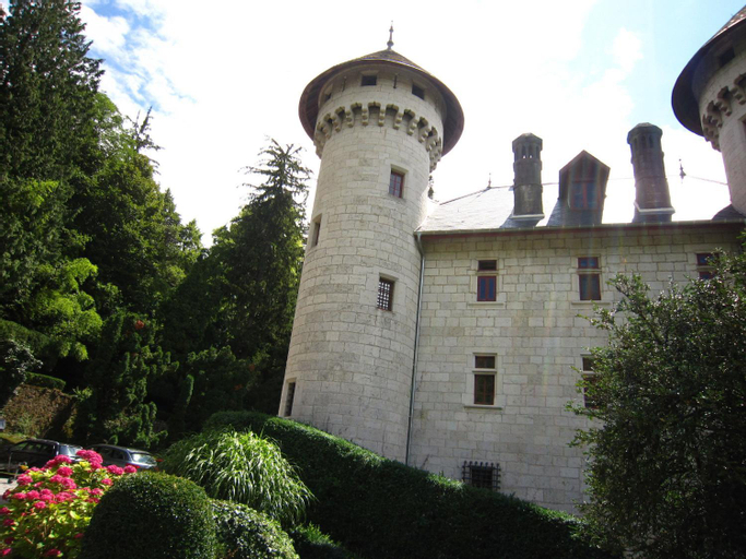 Castle with pool in Serrieres-en-Chautagne, Savoie