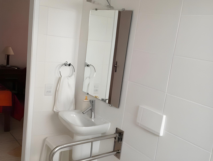 Bathroom 3, Hotel Artisan, Jaguarão