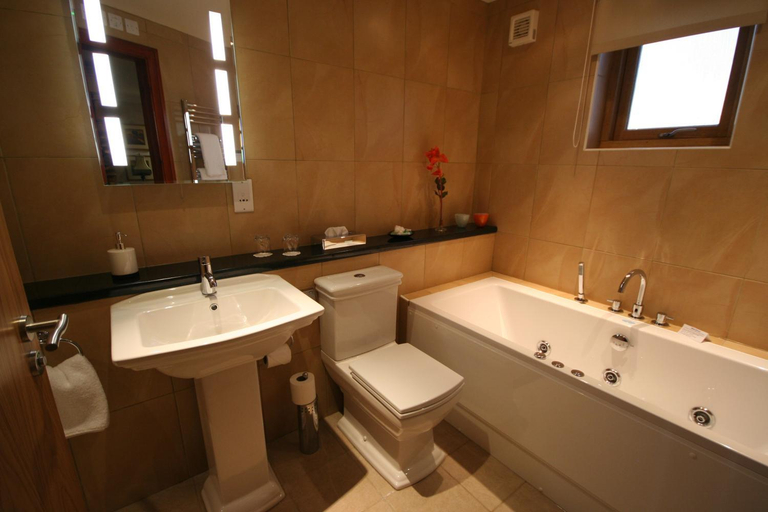 Bathroom 3, Three Horseshoes Country Inn, Staffordshire