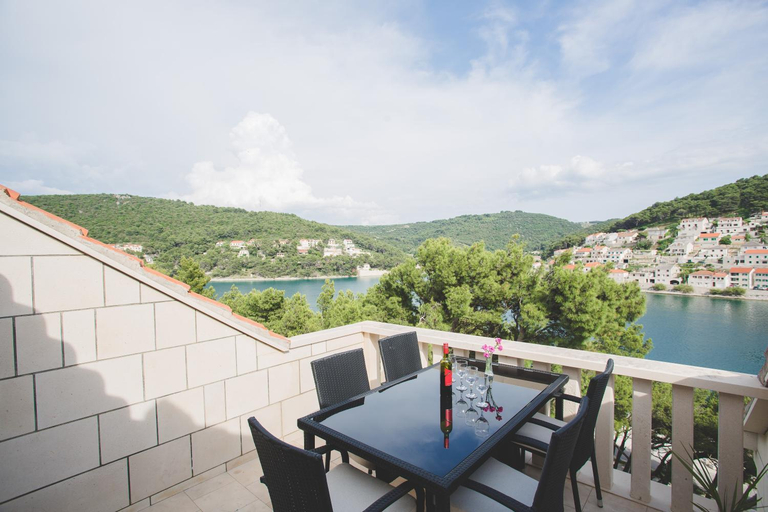 Others 4, Apartmani Bauk, Pučišća